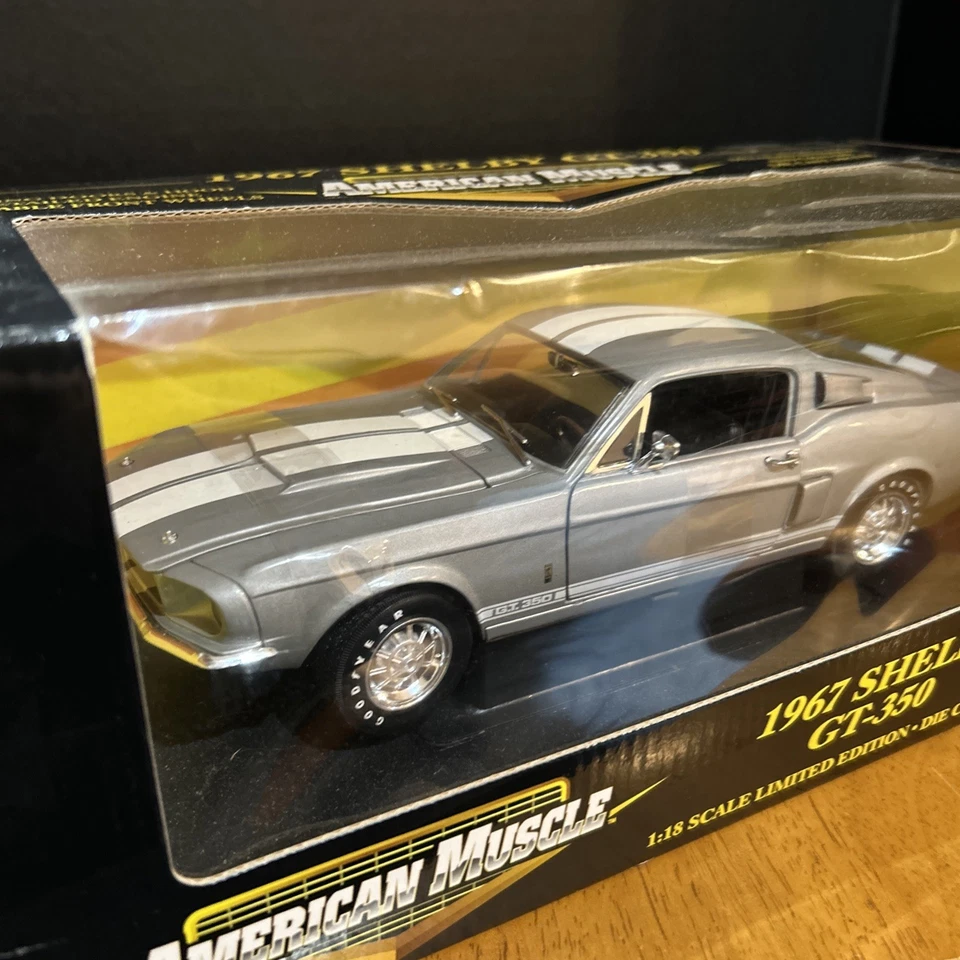 Coche de metal fundido a presión American Muscle 1967 Shelby GT 350 gris claro escala 1:18 Foto 3 de 4