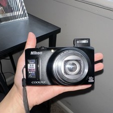 Nikon COOLPIX S9500 18.1MP Black Compact Came...
