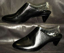 Donald / Pliner Women's black glove Leather closed toe slide mule shoes size 6M