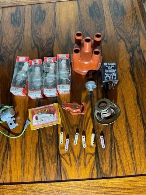 Saab 99 piezas OEM en su mayoría nuevas (16), una ligeramente usada, dueño original Foto 2 de 2