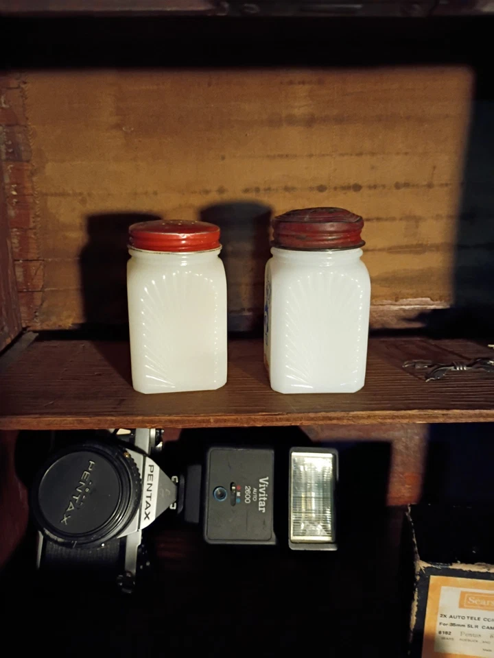 Vidrio de leche Hazel Atlas vintage años 40 holandés niño niña sal pimienta decoración cuello rojo Foto 2 de 4