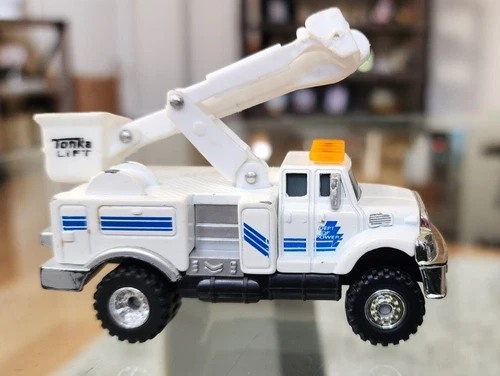 Tonka 2012 Sky Lift Truck 1:55 Die Cast Construction
