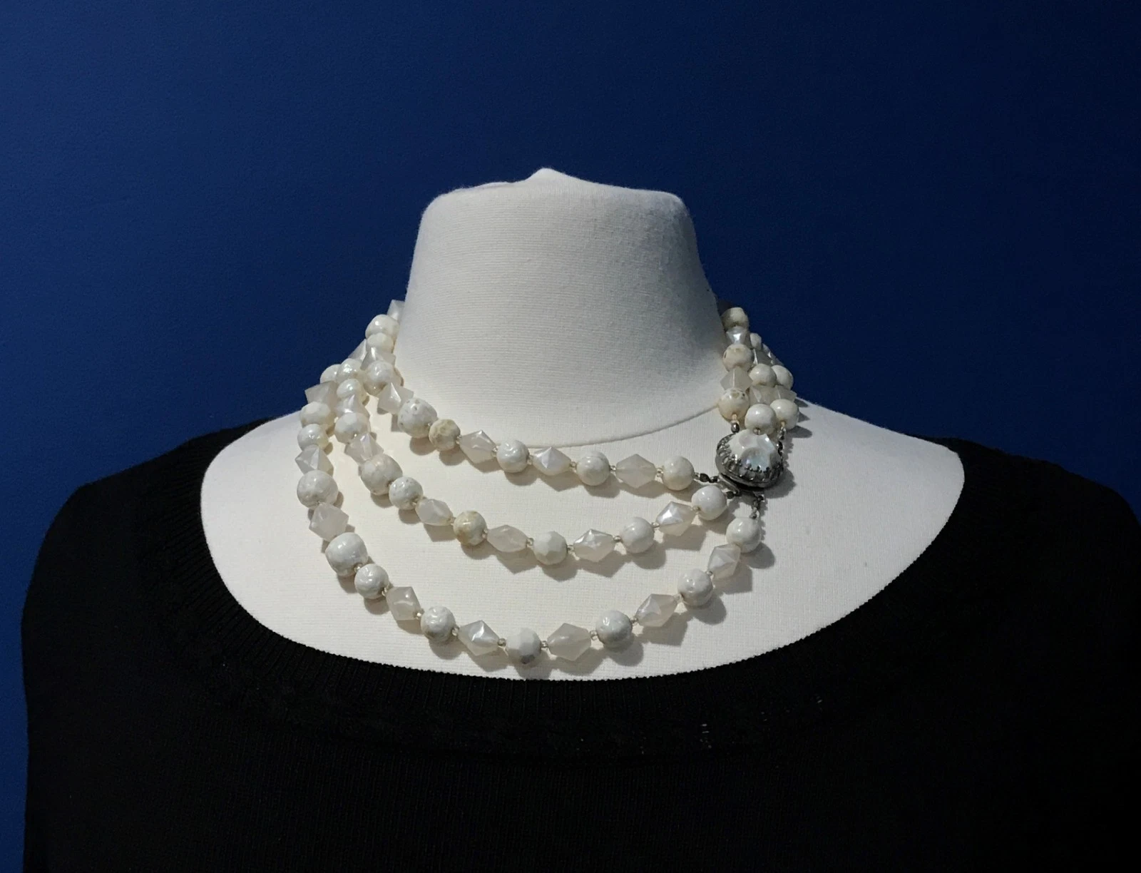 OFF WHITE Collana di perline grosse multifilo vintage made in Austria. Off White 3 fili AB