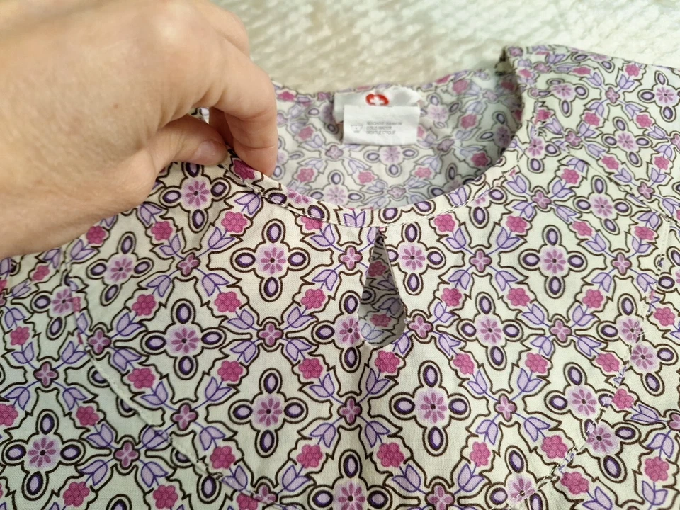 Blusa Médica Mujer Marca Cruz Blanca Talla XS Floral Morado, Rosas, Marrón, Marfil Foto 3 de 4