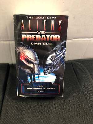 TITAN BOOKS THE COMPLETE ALIENS VS PREDATOR OMNIBUS (2016)