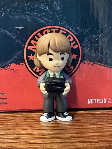 Stranger Things Season 4 Mystery Mini Funko Robin Buckley Vinyl Figure 1/12