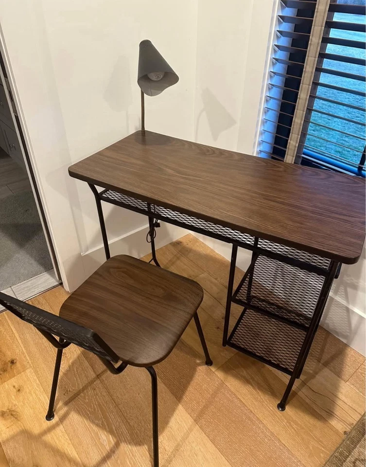 Escritorio y silla MCM Loroman con lámpara original en funcionamiento, fotos muestran medidas  Foto 2 de 4