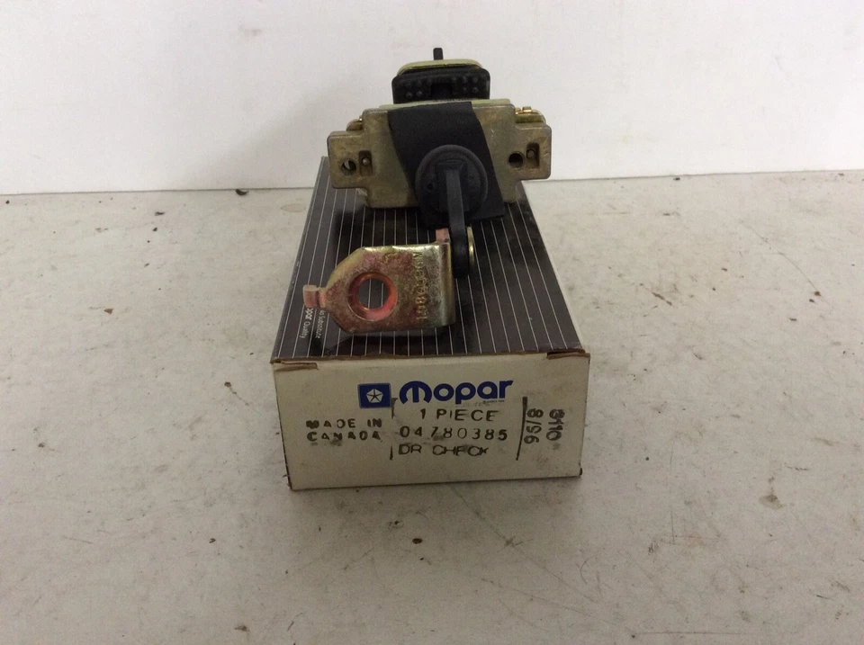 95-97 NOS Mopar CONCORD INTREPID 4780385 Correa de brazo de control de puerta delantera izquierda del conductor Foto 2 de 2