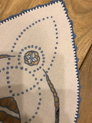 Runner Intaglio fatto a mano con Putti Su Tessuto Di Georgette Puro Cotone - Foto 7 di 16