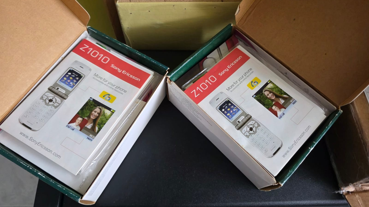 Sony Ericsson Z1010 - 32 MB - Silver (Unlocked opened box full set
