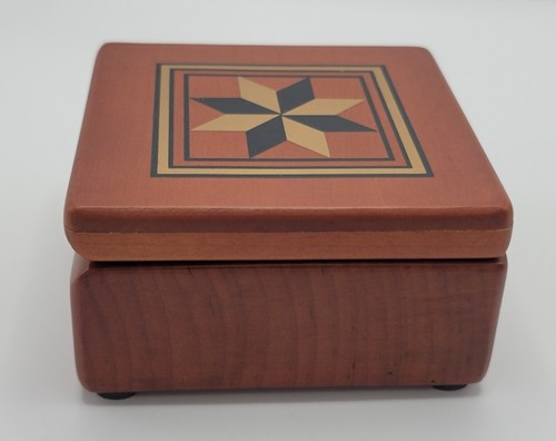 Joyero de madera vintage Nogiguchi Collection 3 1/4" x 3 1/4" con espejo  - Imagen 4 de 14