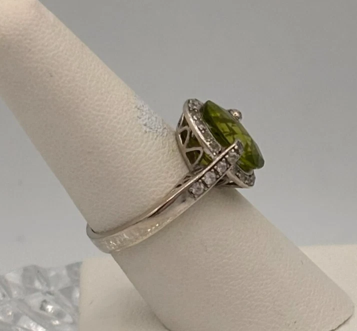 Paul Deasy's ss/rhodium oval peridot and white sapphire women's ring size 8 - Image 3 of 4