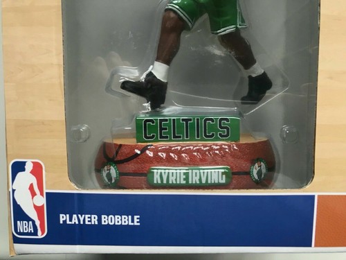 NEU IM KARTON BALLER 9" BOBBLEHEAD KYRIE IRVING BOSTON CELTICS FOCO FOREVER SAMMLERSTÜCKE - Bild 5 von 6
