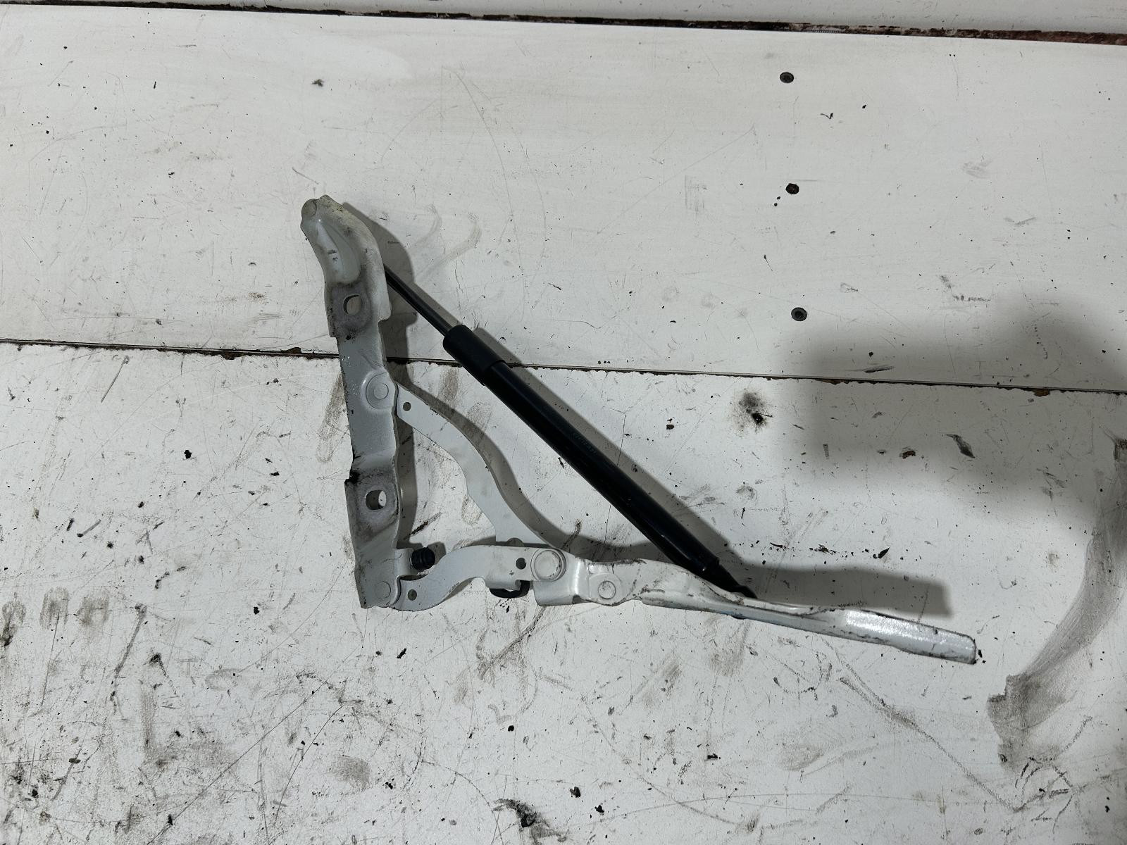 BMW 1 Series Right Bootlid Hinge / Strut E82 / 120i 05/2008-09/2013 - thumbnail 2