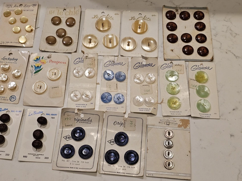 New Old Stock Vintage LOT Buttons 17 Luckyday Glamour Le Chic Original Card - Image 4 of 4
