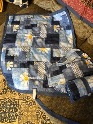 2 Baby gesteppte Wickelauflagen & 3 Spucklappen Denim & Gänseblümchen 100% Baumwolle Neu - Bild 1 von 4