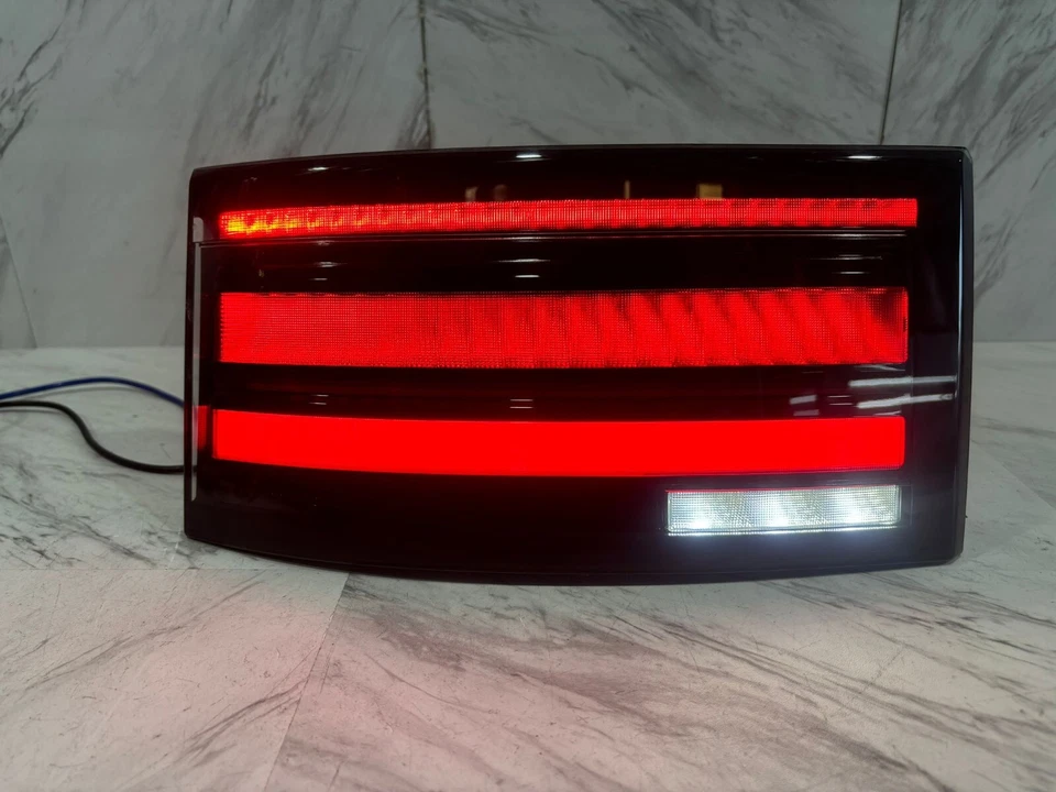 LAND ROVER DISCOVERY 2021-2024 LUZ TRASERA INTERIOR OEM LADO IZQUIERDO LED MY42-13A421-DC Foto 3 de 4