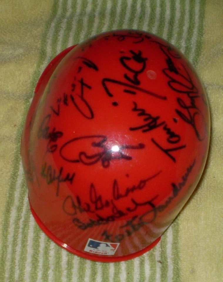 Mini casco de bateo de los Cardenales de San Luis firmado por 22 Cardenales Foto 3 de 4