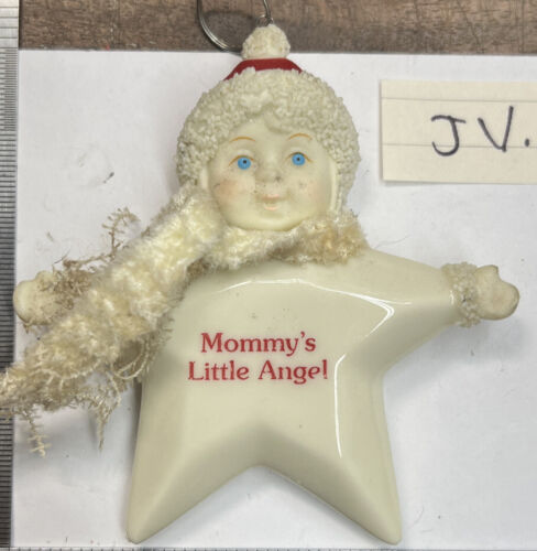 Dept 56 Mommy’s Little Angel Snowbabies Red Santa Hat & Knitted Scarf Ornament - Afbeelding 1 van 4