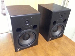 6 studio monitors