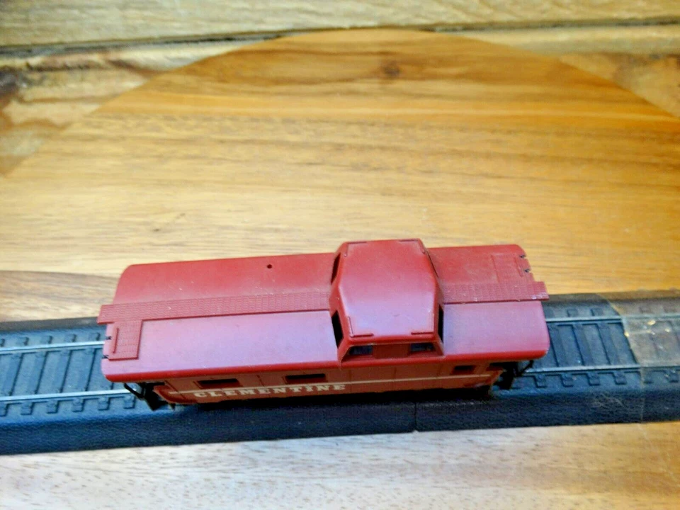 TYCO HO Escala 40' Clementine Rojo y Blanco Ferrocarril Cupula Caboose Foto 2 de 4