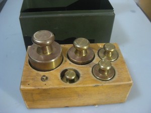 VINT. BRASS LABORATORY CALIBRATION WEIGHT SET W/WOODEN BOX & METAL OUTER TIN BOX