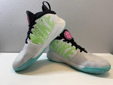 NIKE TEAM HUSTLE BASKETBALL Shoes Womens Sz 6.5 Youth Size 5Y