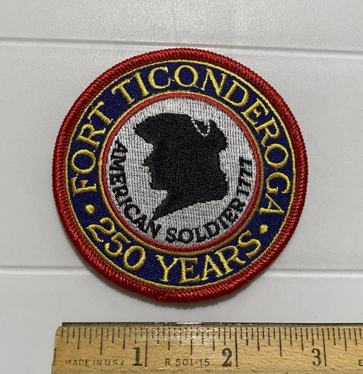Insignia parche recuerdo redondo Fort Ticonderoga 250 años soldado americano 1777