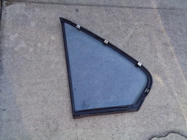 BMW E34 525i 1989 puerta trasera ventana fija ventilación vidrio lado derecho - tinte tintado OEM Foto 2 de 3