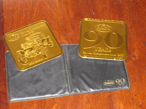 RACQ 90 Jahre Abzeichen Metall Untersetzer Queensland 1904 Rambler Auto KOSTENLOSER VERSAND AUSTRALIEN - Bild 1 von 4