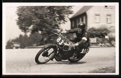 AK Momentaufnahme des Rennmotorrads mit der Startnummer 83 wie es sich in die K 