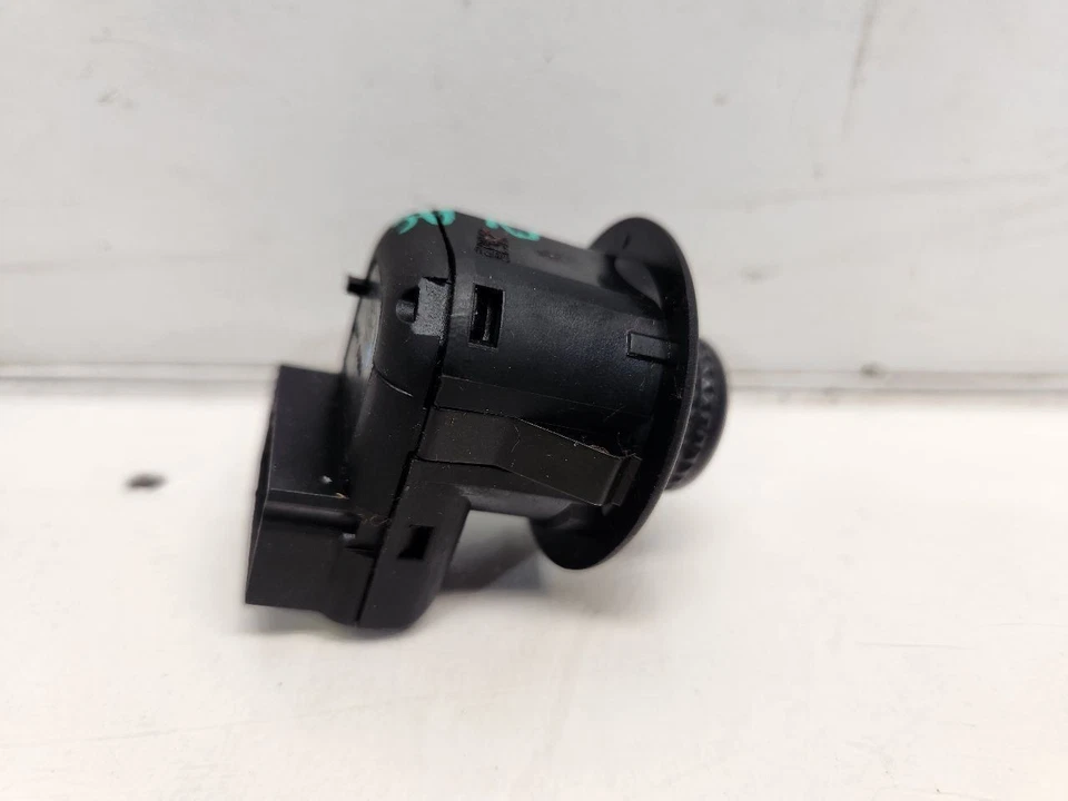 2014-19 Ford Fiesta Drivers Left Power Mirror Switch - Image 4 of 4