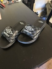 Boy's Girl's Umbro Heritage Black Soccer Graphic Logo Athletic Slides Youth M 3
