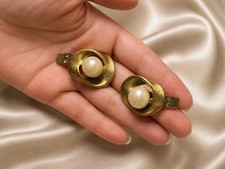 Vintage Women Gold Tone Faux Pearl Oval Shoe Clips Pair Modernist Elegant