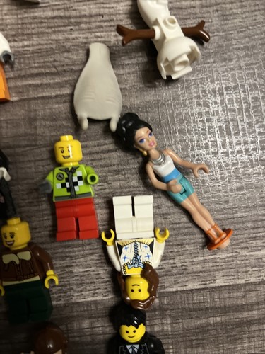 Lego Minifigures Random Lot of 33 & Accessories - Picture 13 of 16