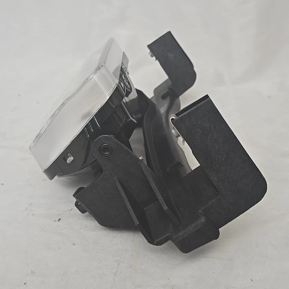 Left Driver Side Fog Lamp Light W/ Bulb NI2592104 For 1998-1999 Nissan Altima  - Image 2 of 4