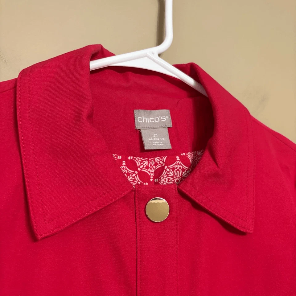 Chaqueta informal Chico’s para mujer rosa roja con botones delanteros con lengüeta enrollable talla 0/S/4 Foto 2 de 4