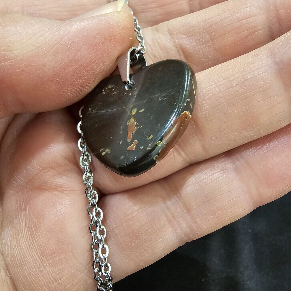 Collar de cadena de acero inoxidable con corazón de jaspe de amapola Foto 2 de 2