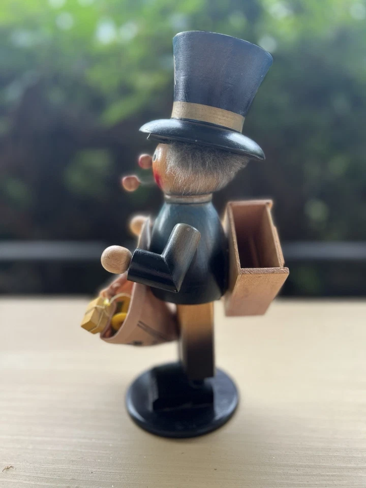 Este fumador de incienso de arte popular de estilo alemán Foto 3 de 4