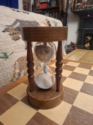 Vintage gedrechseltes Holz 3 Säulen Sand Timer mit beigem Sand 16,5 x 9,5 cm