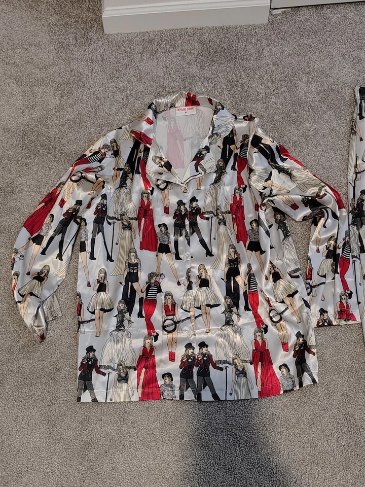 Conjunto de Pijama Oficial Taylor Swift Merch Era Roja Seda TALLA XS Foto 2 de 4