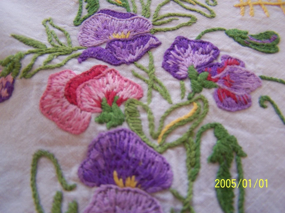 Ancienne nappe pour table ronde en métis et brodée main de fleurs. Réf n°4 - Photo 3/4