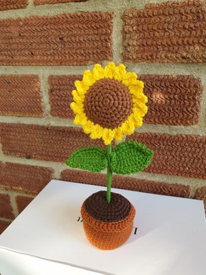 Süße gehäkelte Sonnenblume im Häkeltopf
