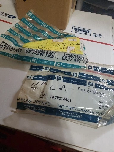 Nuevo de Lote Antiguo GM 1985-91 C69 Cadillac Puerta Jamba Prensa RLF VLV Plástico Ventilaciones Persiana X2 Foto 2 de 2