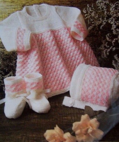 BABY~KLEID~SPITZENDESIGN~HAUBE~STIEFEL~STRICKMUSTER~GR.~36-51 cm (R89)