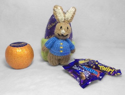 STRICKANLEITUNG - EAster Peter Rabbit inspiriert Sweet Pot - hält Schokoladenei