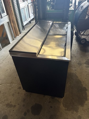 True TD-50-18 Deep Well Horizontal Bottle Cooler, Slide Lid, 50" W