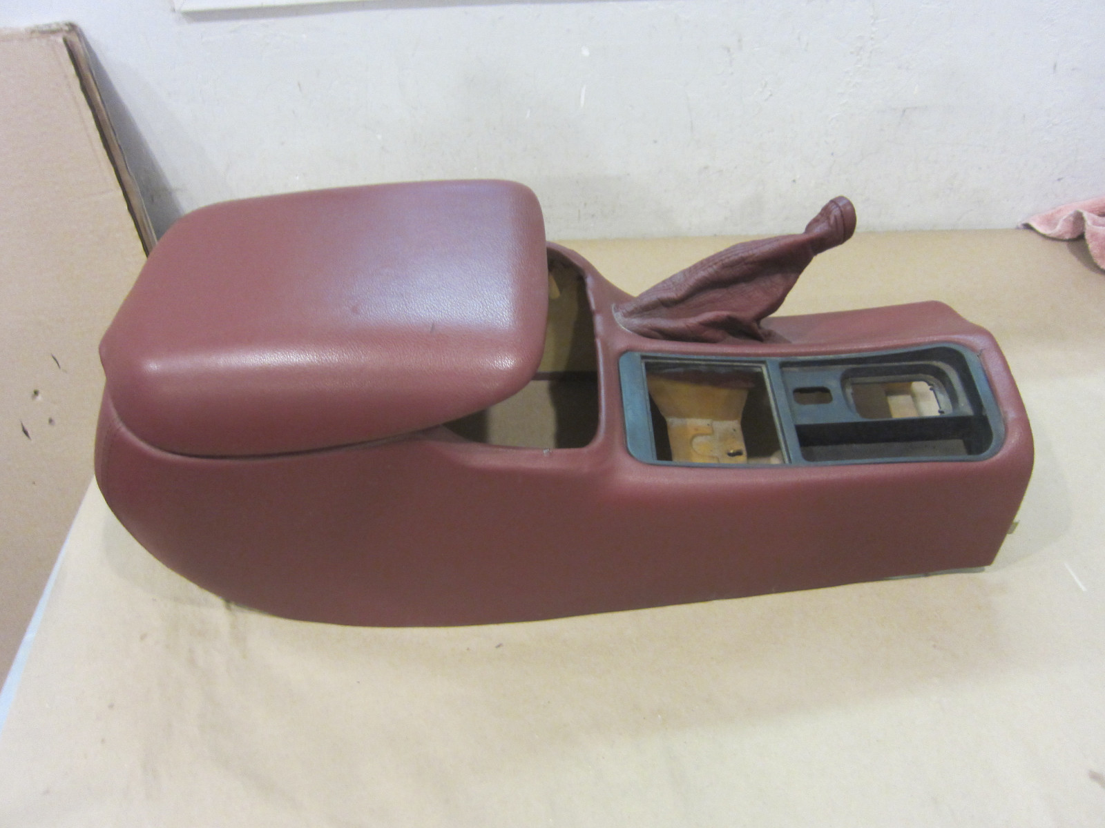 Maserati 4200 Spyder -  Center Console / Tunnel Cover / Bordeaux - P/N 66772300