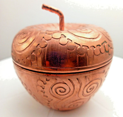 TALLER ORIGEN CHILE - HAND MADE COPPER TRINKET BOX - APPLE DESIGN v/g c1995