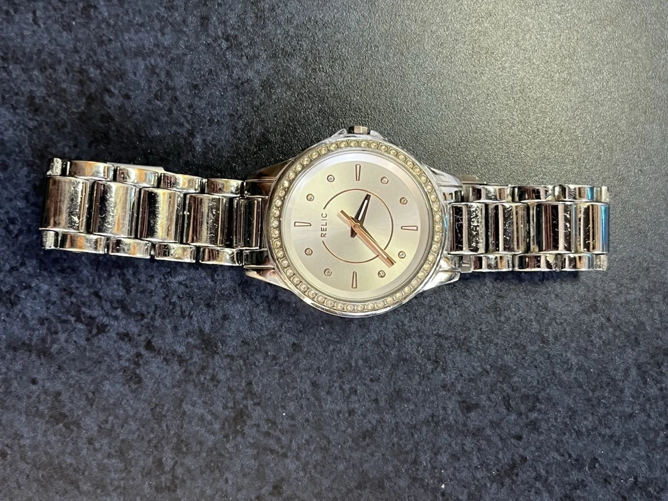 Reloj pulsera de cuarzo Relic ZR12115 para mujer de acero inoxidable analógico esfera plateada HO84 Foto 3 de 4